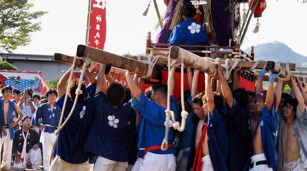 勢いよく回る神輿