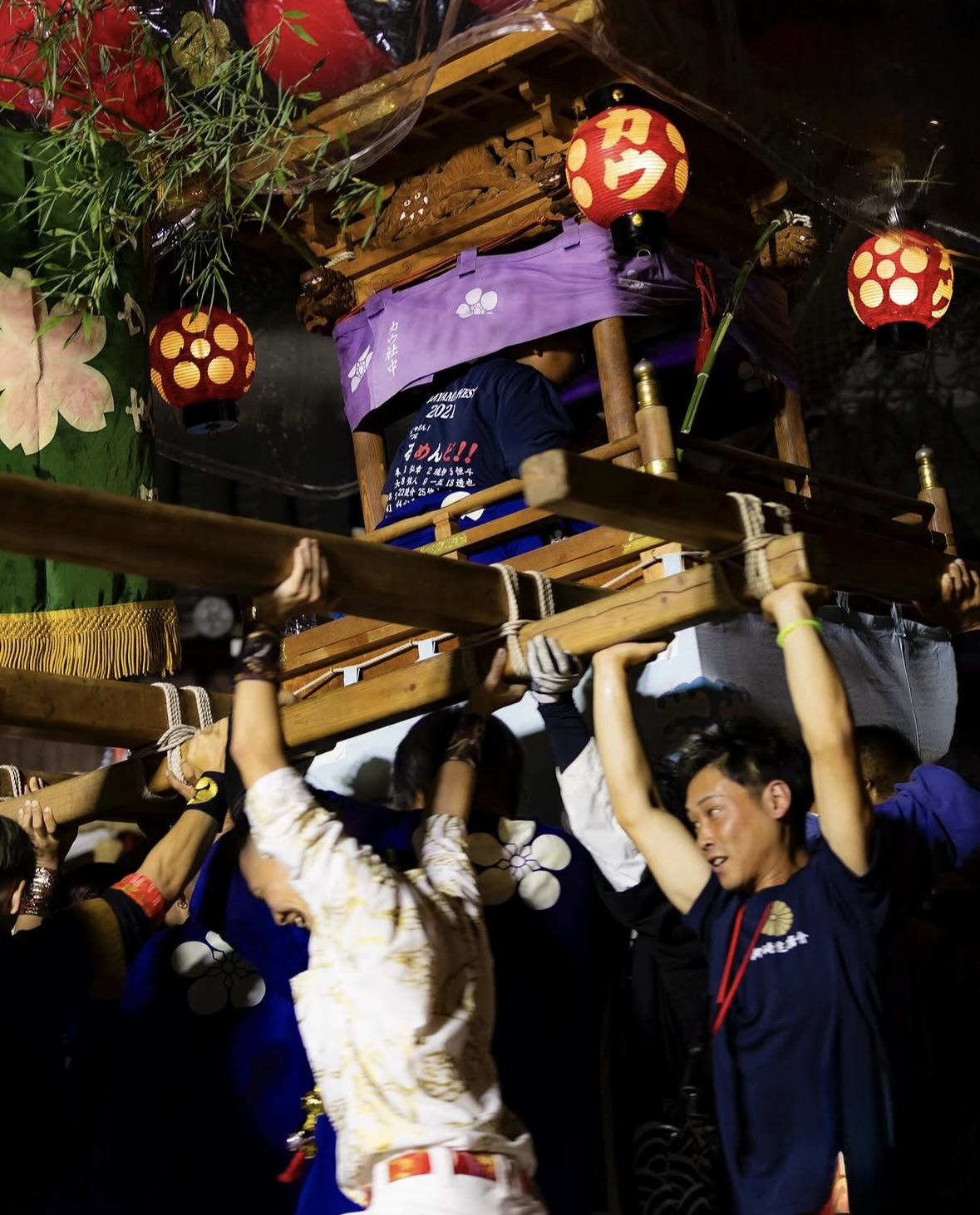 宵宮の夜、千歳楽を頭上高く差し上げる担ぎ手たち