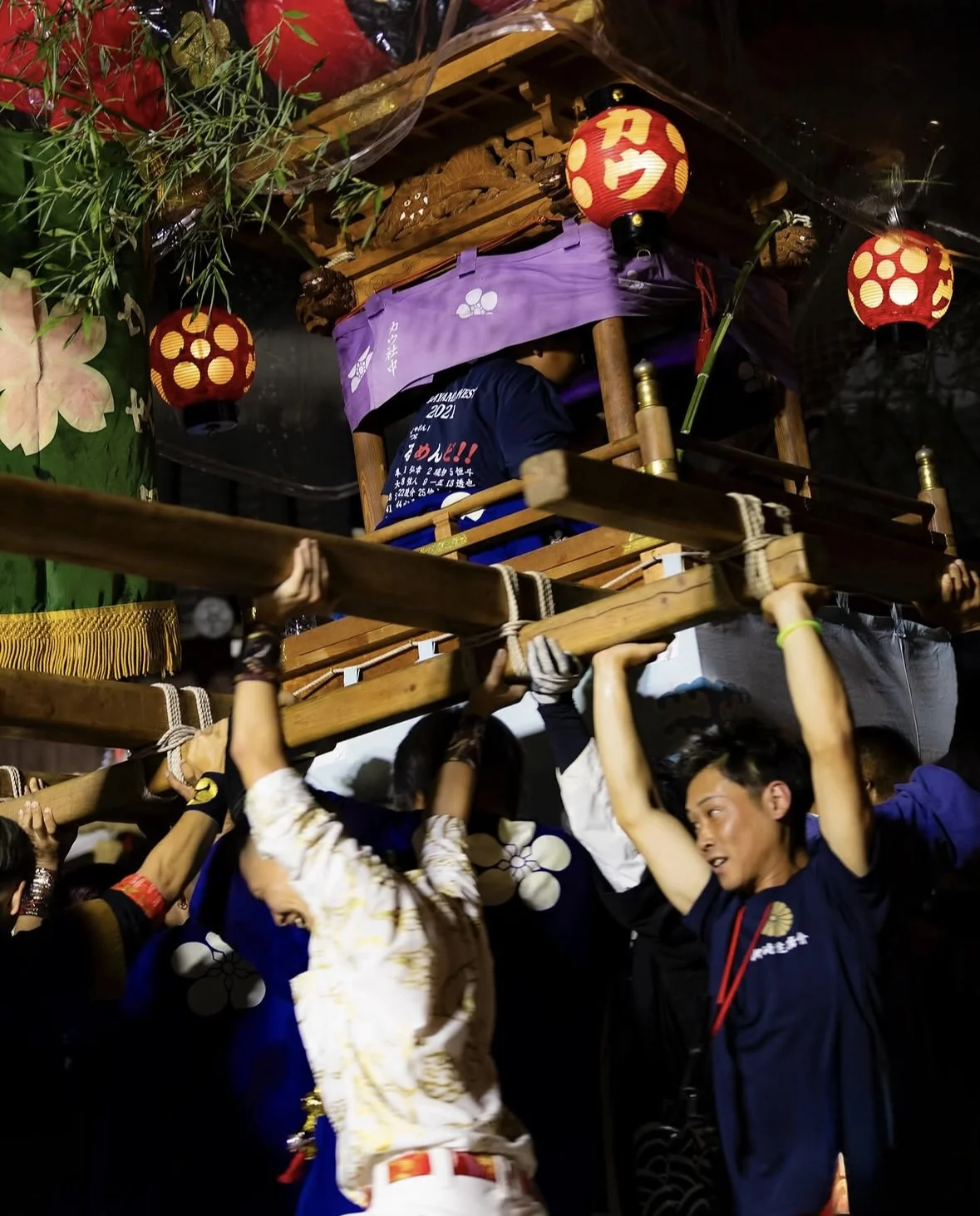 宵宮の夜、千歳楽を頭上高く差し上げる担ぎ手たち