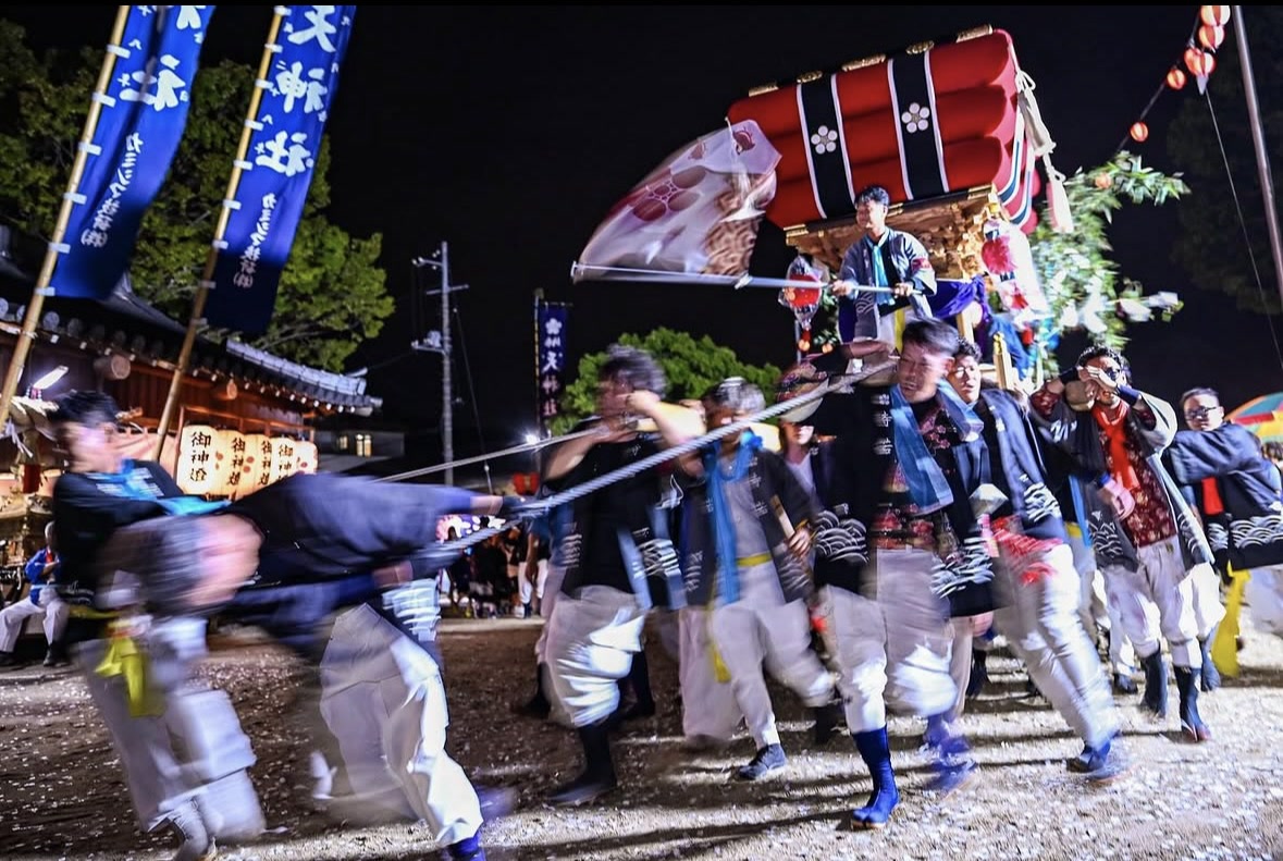 夜の宮周りで勢いよく練る千歳楽