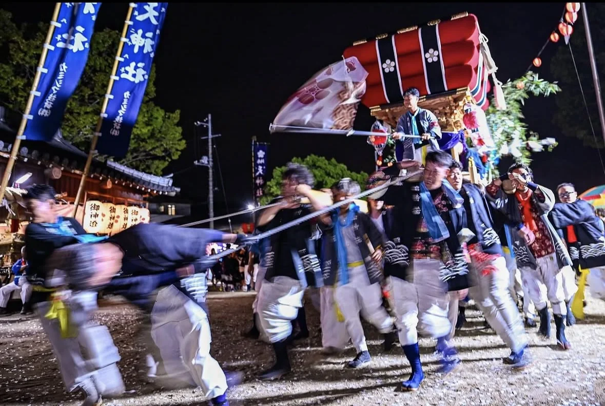 夜の境内で勢いよく練る千歳楽
