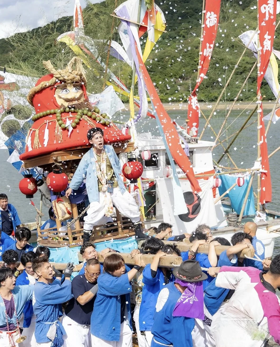 紙吹雪が舞う中、船を背に担ぎ上げられる御渡りの千歳楽