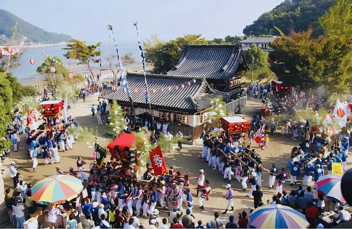 境内を見下ろす総担ぎの全景